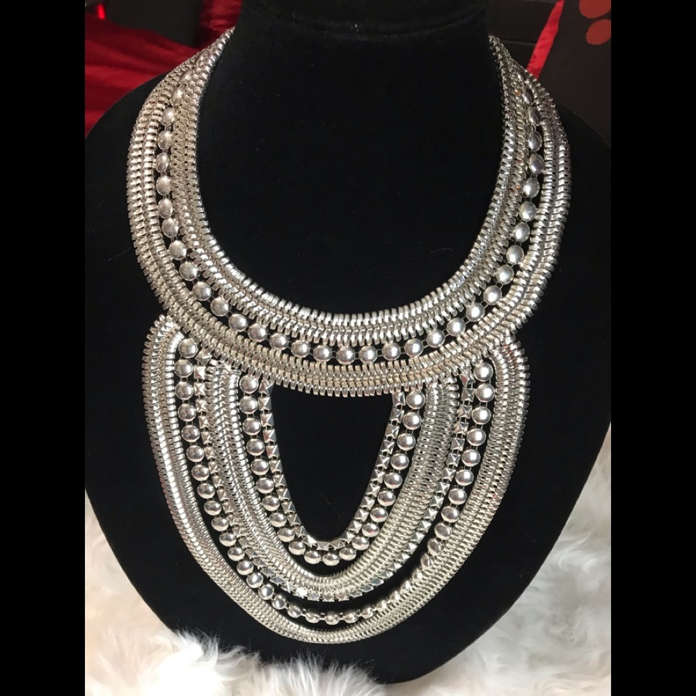 “NWOT” GORGEOUS SILVER BIB NECKLACE